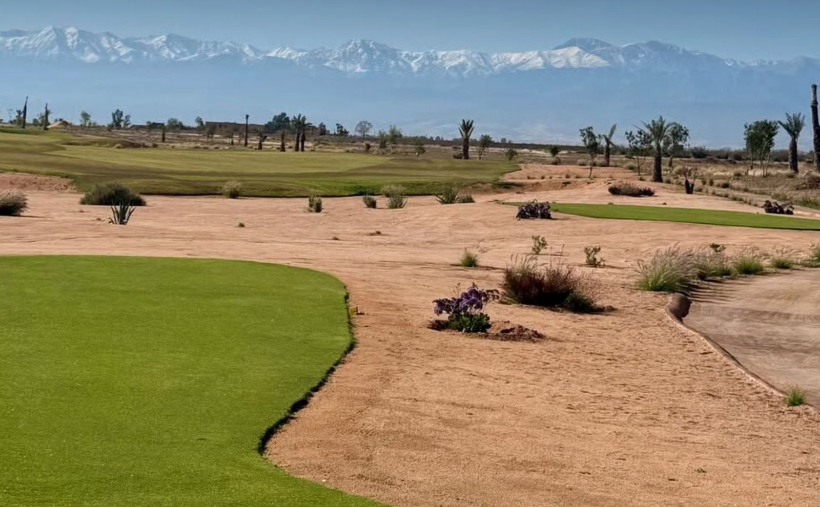 Golf de Marrakech avec l'Atlas enneigé en arrière-plan